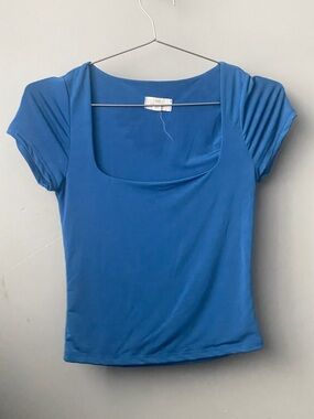 Women's Short-Sleeve Scoop Neck Tee in Deep Blue